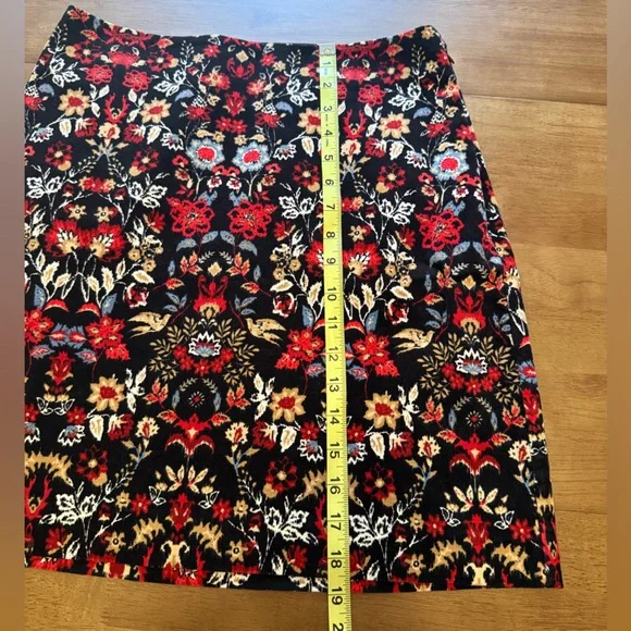 LOFT NWOT Floral Corduroy Mini Skirt Size 4 – Black Red Christmas/Winter Print - Picture 7 of 7